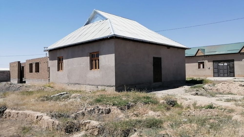 4 хонали уй тўлиқ битмаган срочно сотилади. Огород 6 сотих.