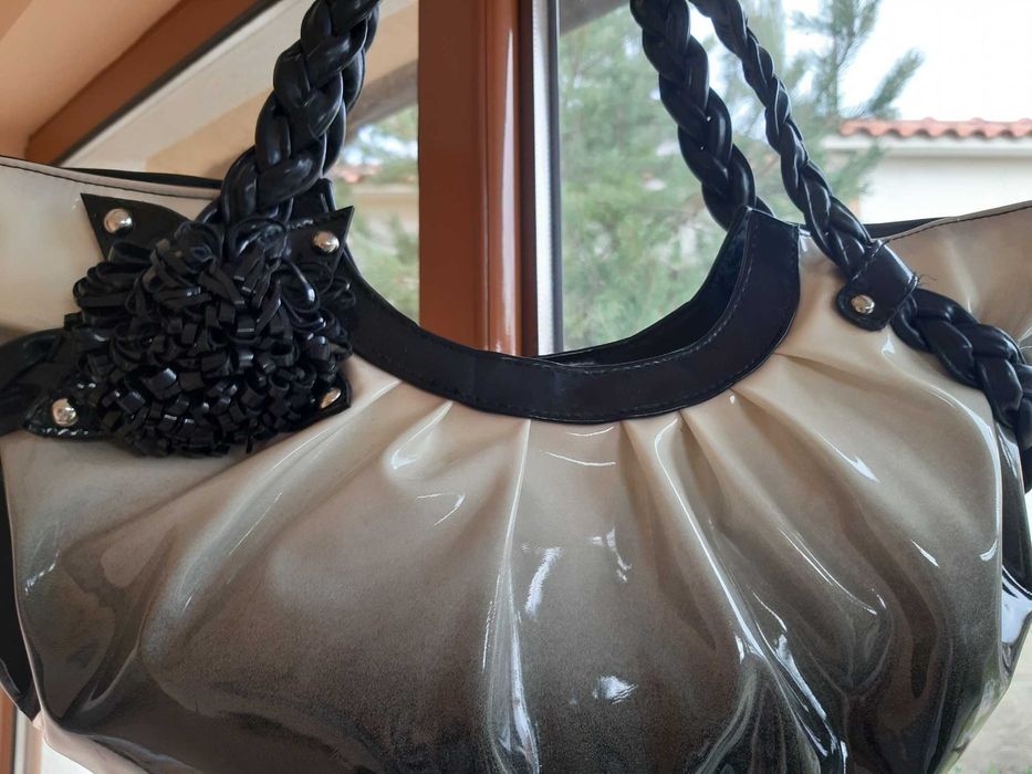 Чанта с Красив Дизайн и Много Отделения и Джобове ! НОВА!