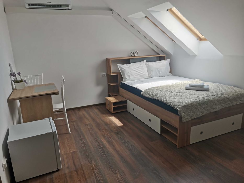 Închiriez camere în clădire