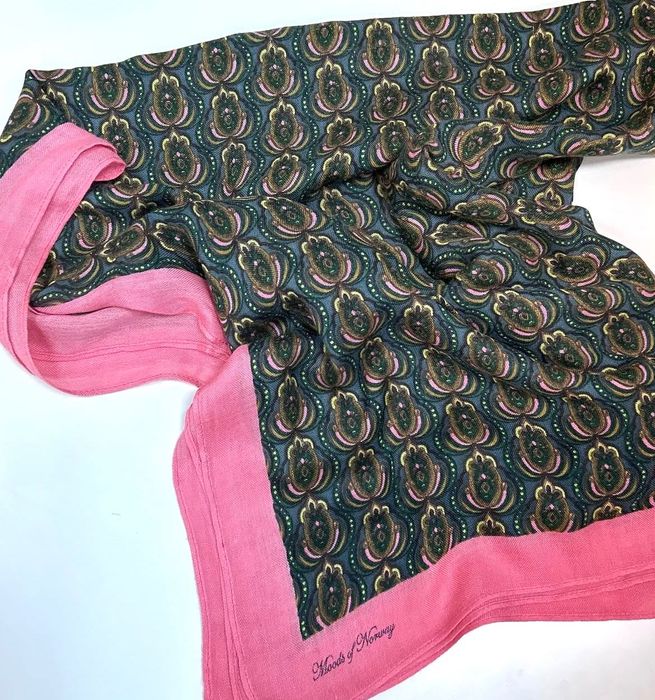 Цветен голям хубав шал