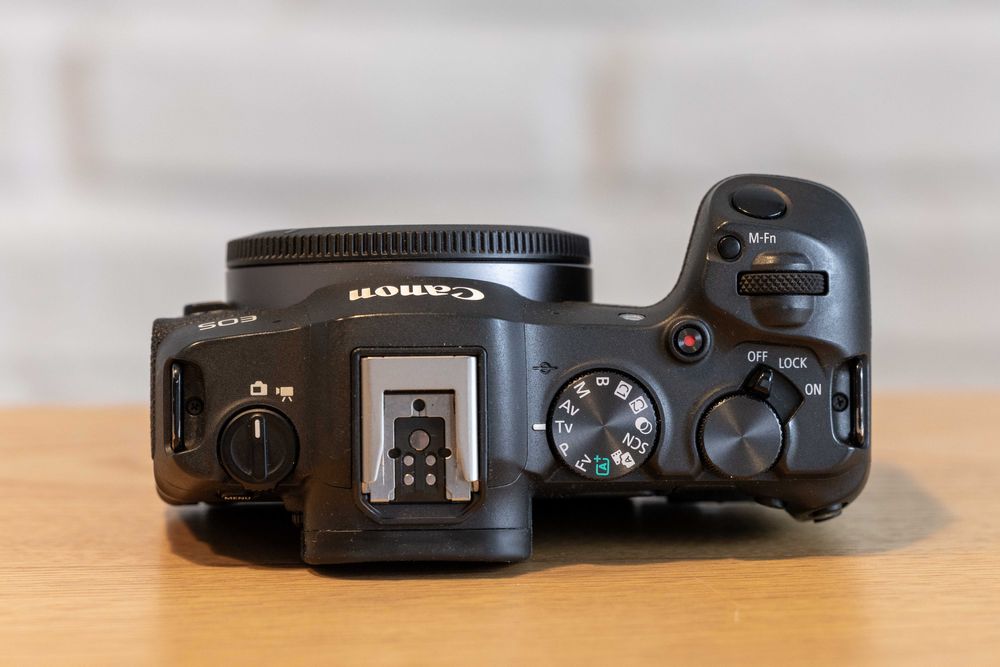 Canon R8 cu garantie + 2 acumulatori extra