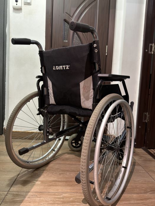 Scaun cu rotile pliabil batrani dizabilitati