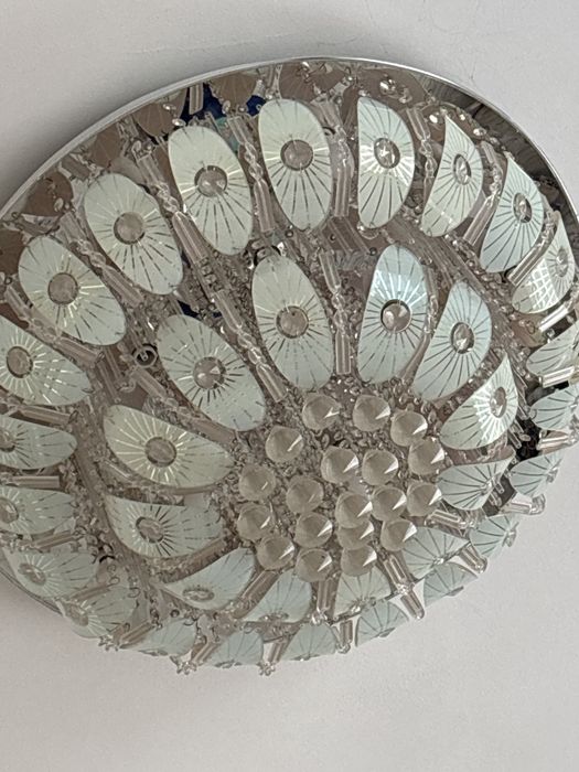 Люстра продается.  Хорошая на холл……………