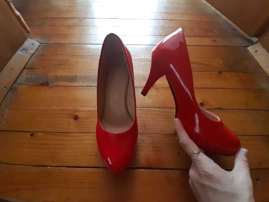 НОВИ! Червени лачени обувки на ток 38 номер
