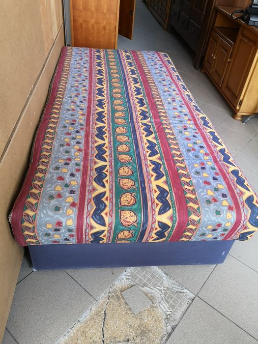 Pat cu ladă de depozitare