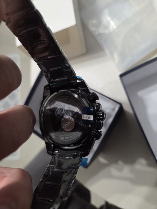 Нов часовник Casio Edifice Red Bull