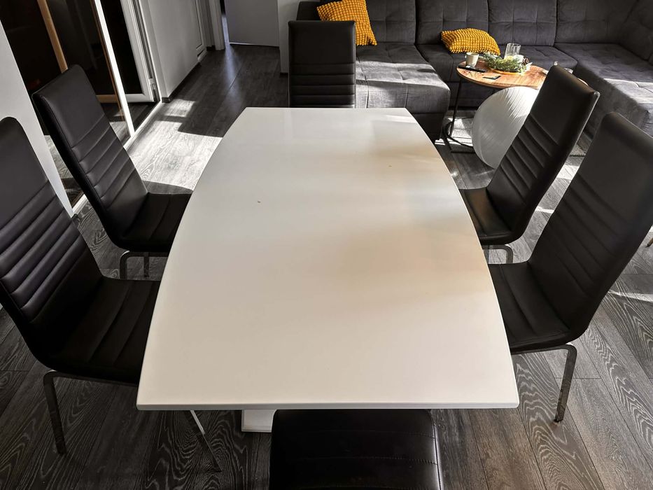 Трапезна маса и столове