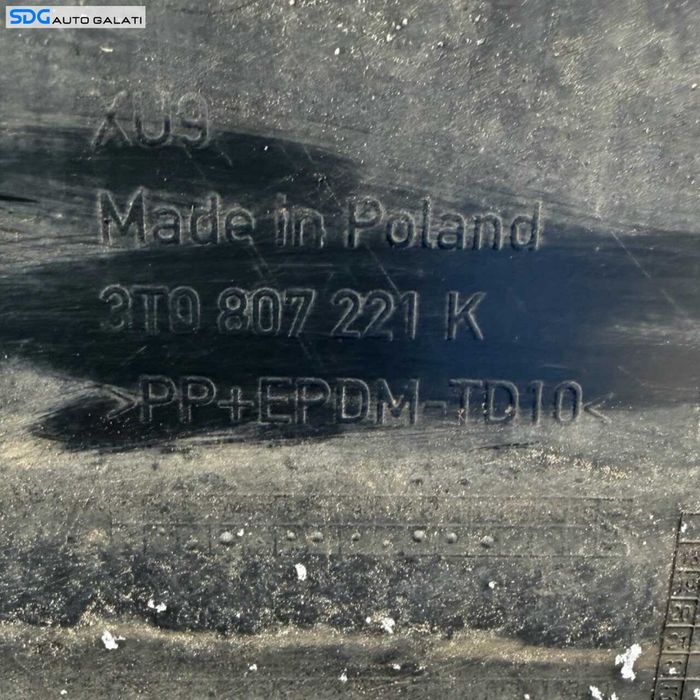 Bara Spoiler Fata Completa FARA Grila cu Emblema Skoda Superb 2 Facelift 2013 - 2015 Cod 3T0807221K (Prezinta o fisura in partea inferioara) Culoare Negru LF9R [LC3493]