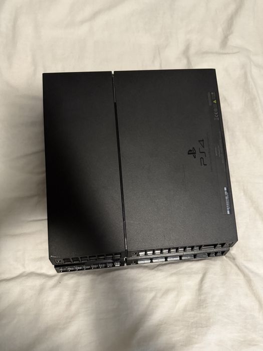 PlayStation 4,  cu 2 controllere