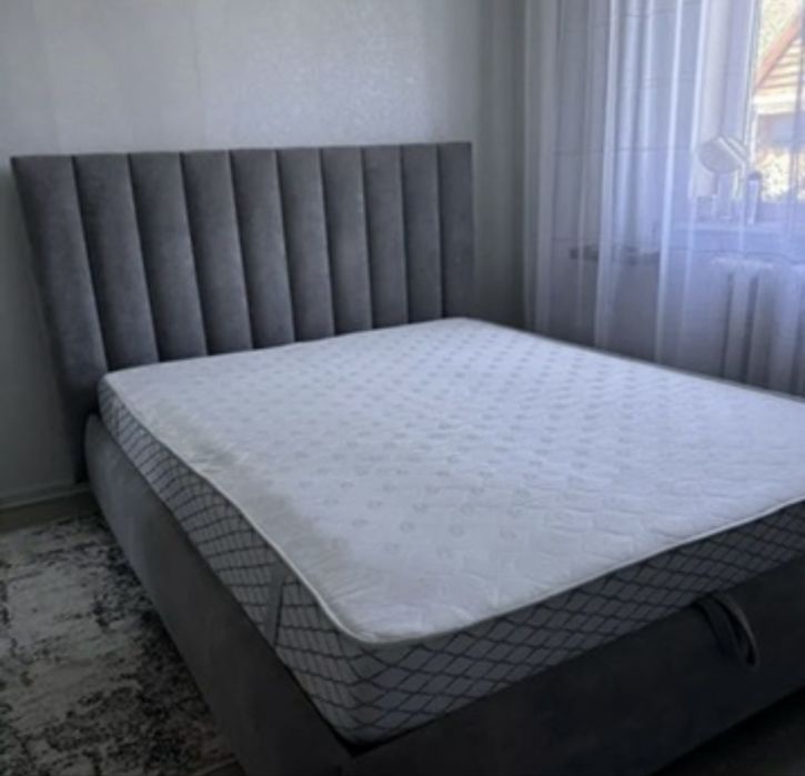 Двуспальная кровать с матрасом
