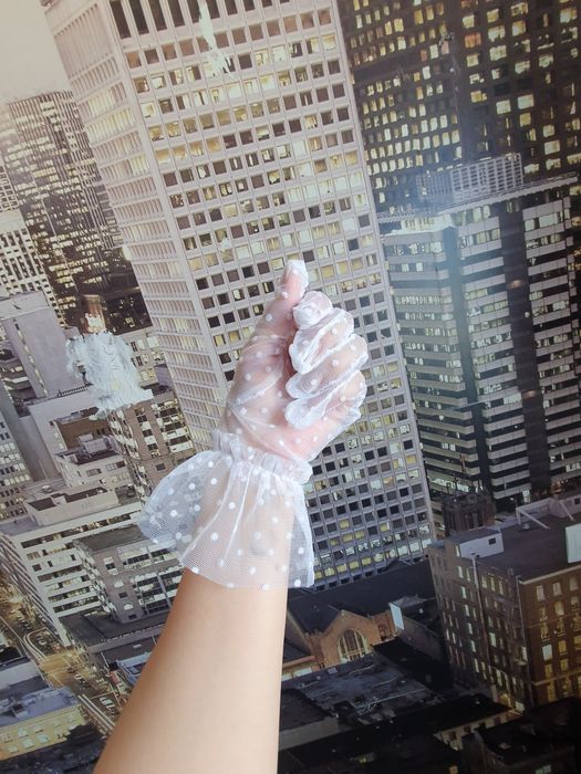 Элегантные кружевные перчатки белые