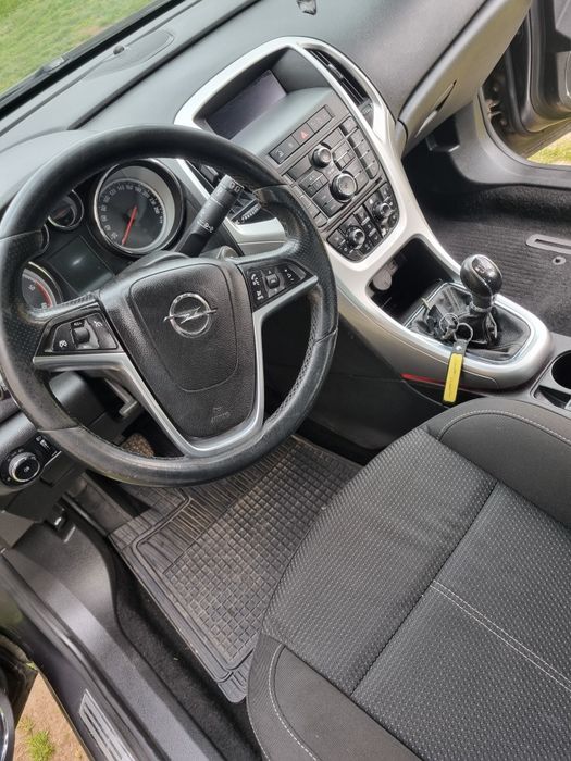Vând Opel asta j 1.7 cdti 2010