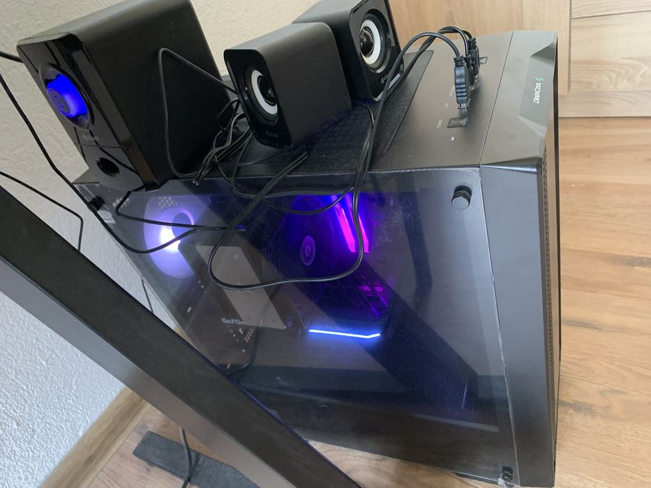 Геймърски дизайнерски компютър Ryzen 7 RAM 32 с екран на 19 месеца неизползван като нов
