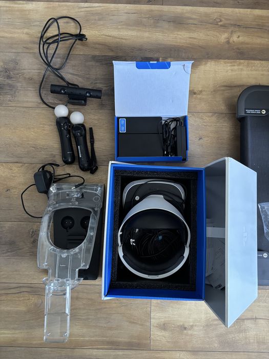 Set PlayStation VR, Move Motion, PlayStation Camera + stand incarcare accesoriilor VR.