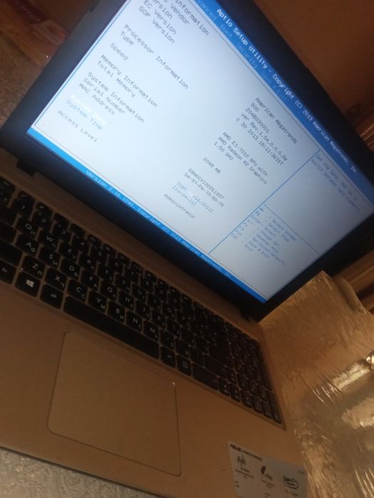 Noutbook sotadi Asus