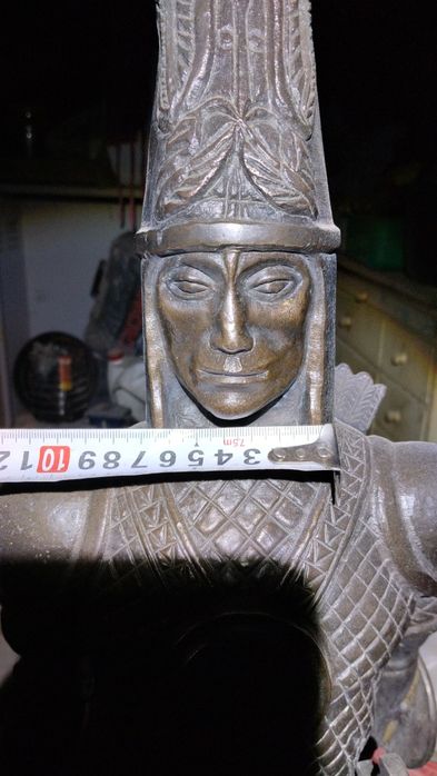 Залотой Человек статуэтка.