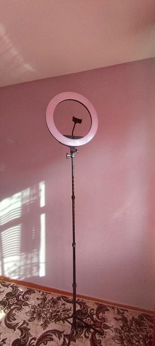срочно продаются Тik tok lampa 43.5 eng kattasi hamma narsasi bilan