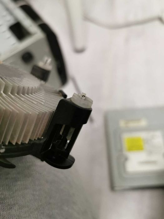 Procesor i5 6400 Skylake (generația a 6-a)  + cooler intel cadou (functional, dar cu un piciorus defect)