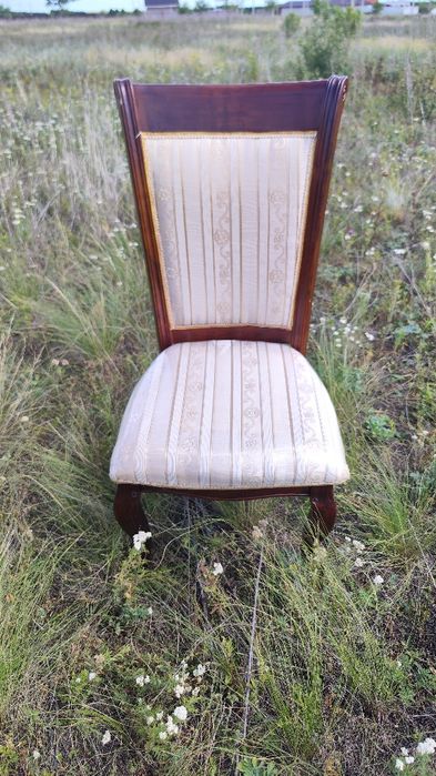 Стулья из дерева.