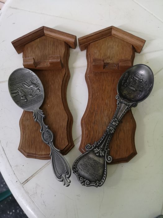 Калаени лъжици върху дървена поставка