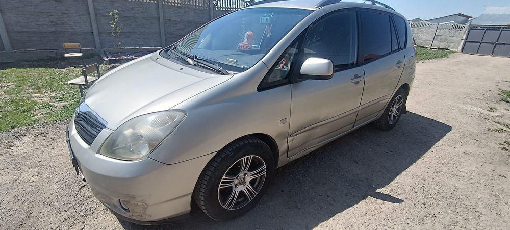 Продам машину Тойота Каролла версо