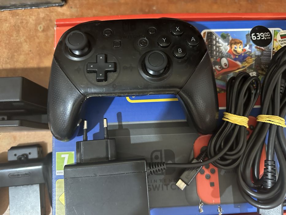Nintendo Switch V2 + Pro Controller + 7 игри + Калъф + Пълен комплект с всички аксесоари за модела