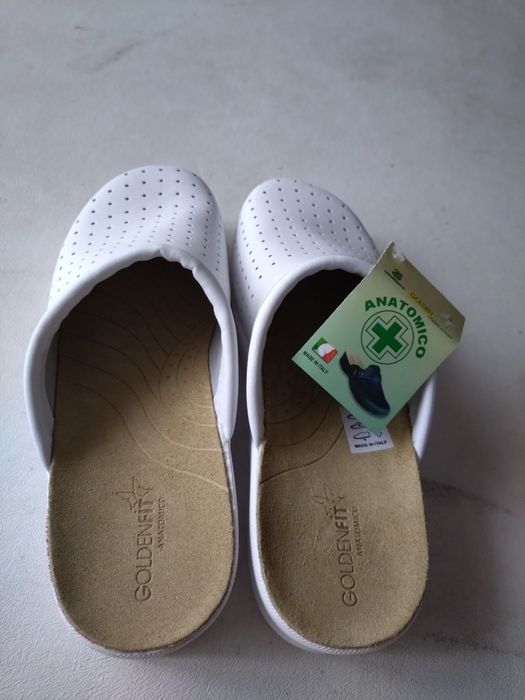 Бели работни чехли