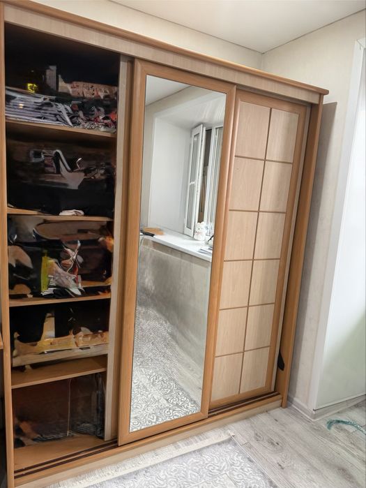 Плательный шкаф с полками для одежды!