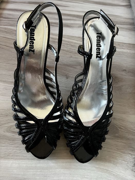 Сандали на висок ток