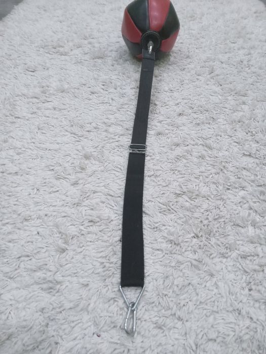 Продам  боксерскую грушу .