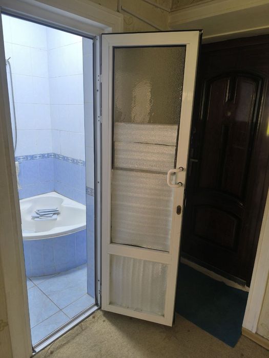 2 xonali uy sotiladi.muljal Sultan M choyxonasi orqa tomoni. Ov magazi