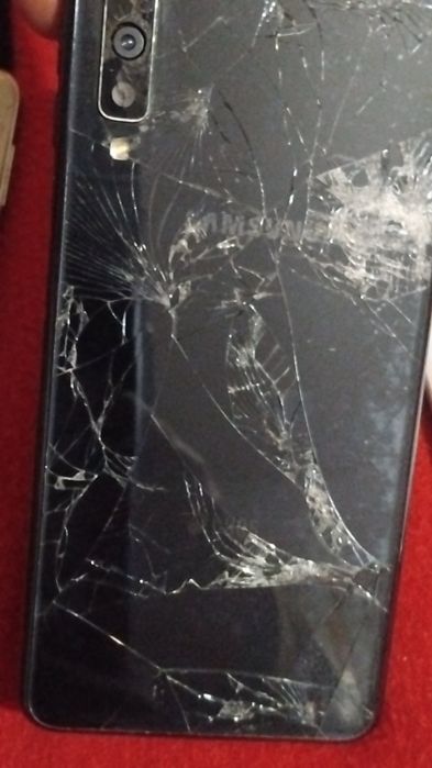 продават се мобилни телефони за части