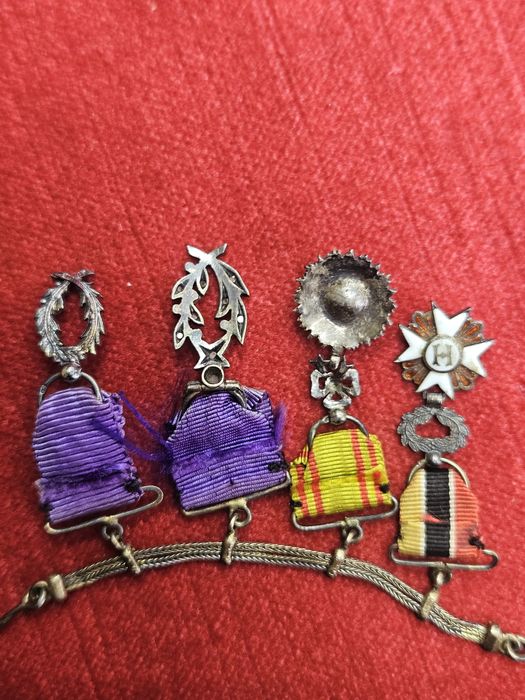 Сребърни френски мадали.