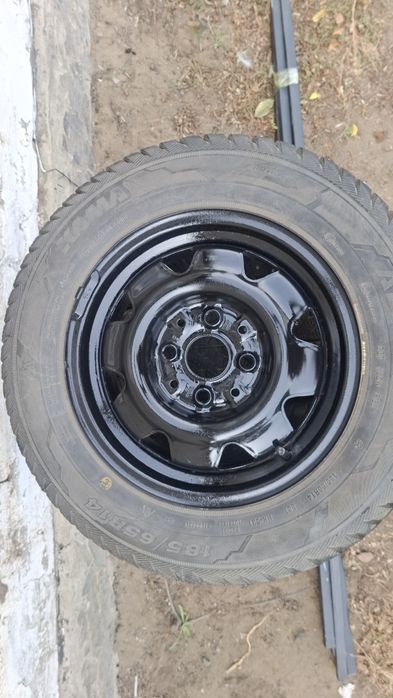 Продам  комплект  зимних  шин  на дисках  R14