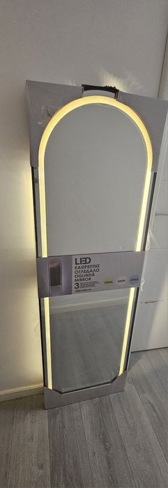 Oglinda cu lumina led (calda, rece, neutru)