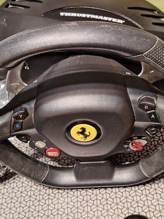 Vand în stare foarte bună  Xbox 360 + 36 jocuri + 3 controlere +volan