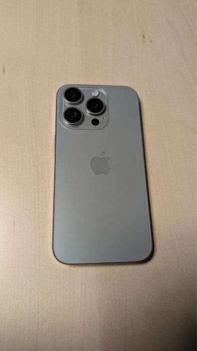 iPhone 15 Pro в идеальном состоянии без ремонта