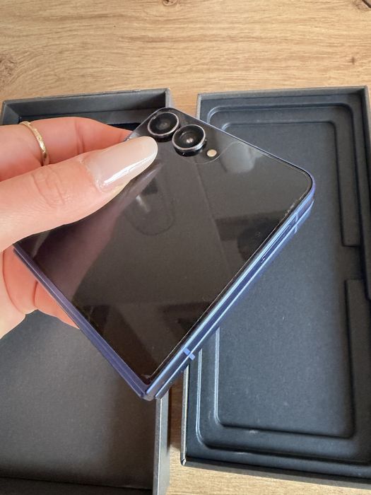 Samsung Z Flip7 nou