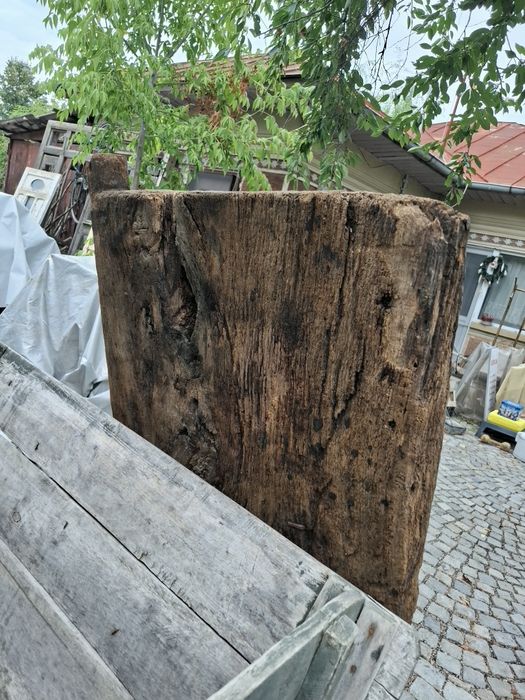Ușă veche de la pivnița casei, anul 1800