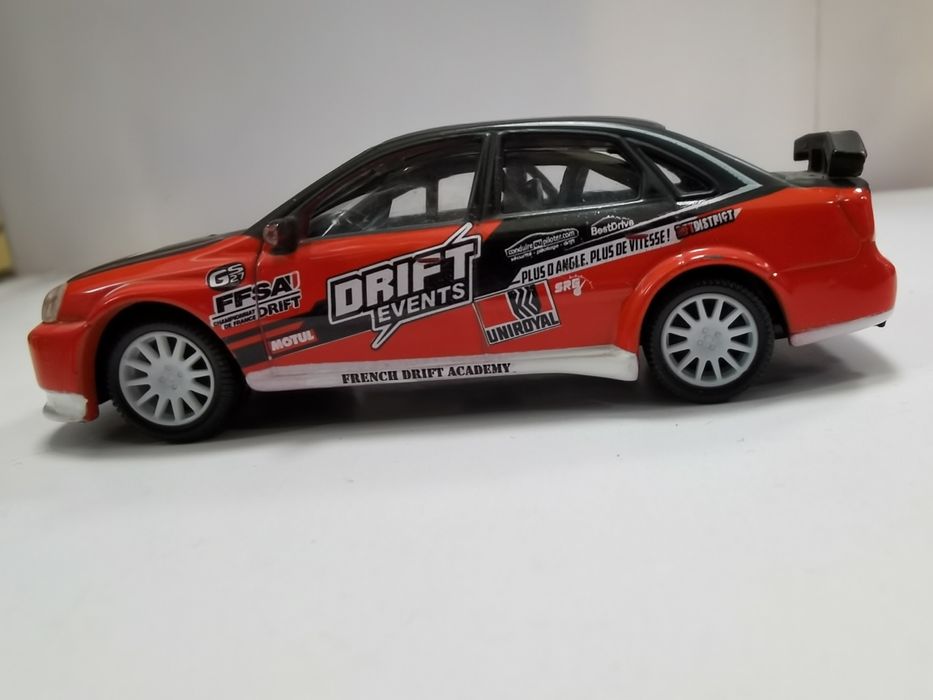 Модель автомобиля Chevrolet Lacetti масштаб 1:64