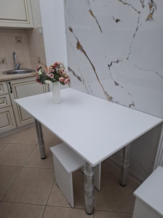 Стол и табуретки