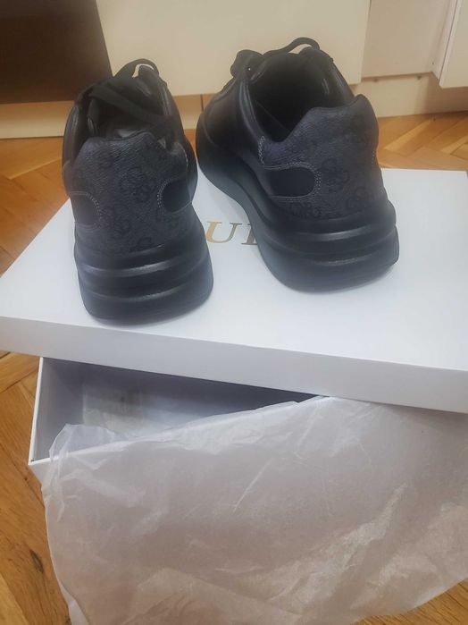 Спортно-елегантни обувки Guess 42 номер