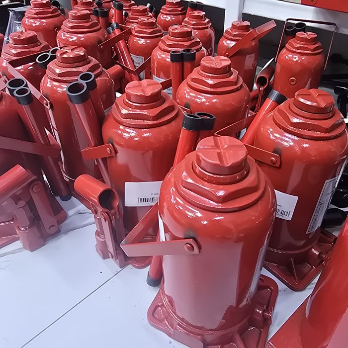 Домкрат 32 тонны мощный. Любой тоннаж есть. Домкраты у нас дешевле