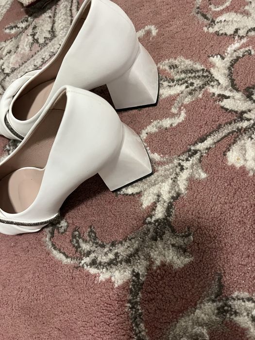 Продается в отличном состочнии туфли белые