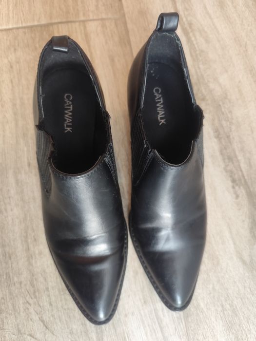 Gheata decupata piele mărimea 38