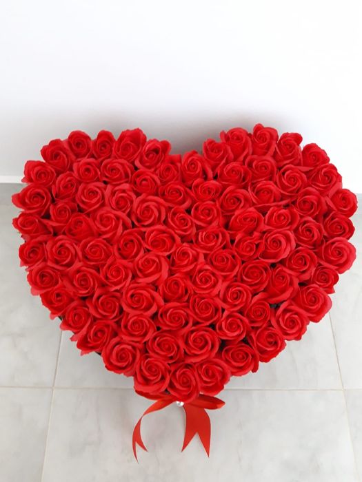 Inima cu trandafiri rosii