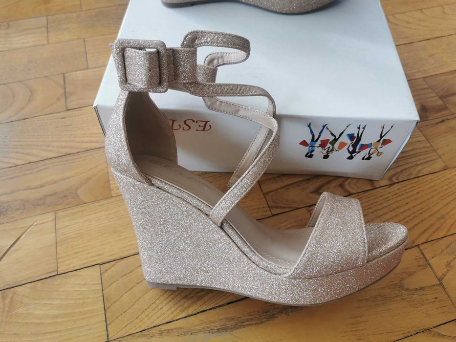 Дамски сандали на платформа