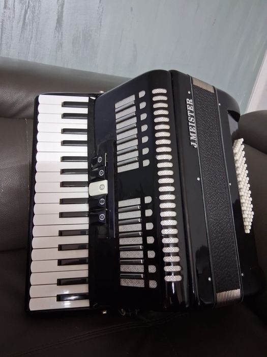 Vând acordeon J.MEISTER