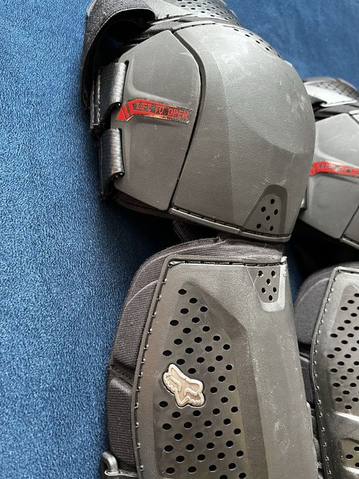 Protectii genunchi moto genunchiere Fox