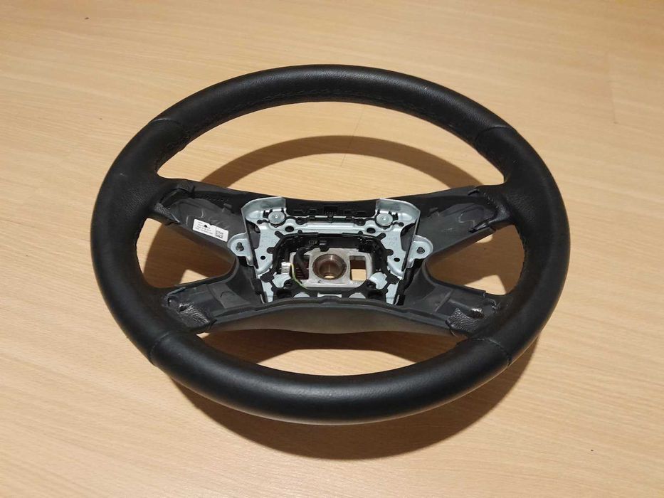 Продавам кожен волан за Мерцедес W212,W204